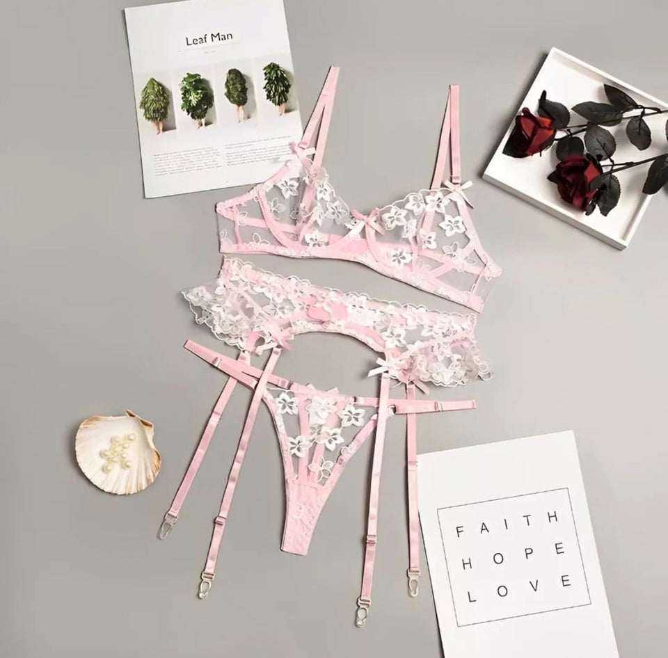 Lingerie com bordado em flores com cinta liga