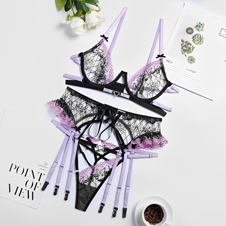 Lingerie rendada com cinta liga