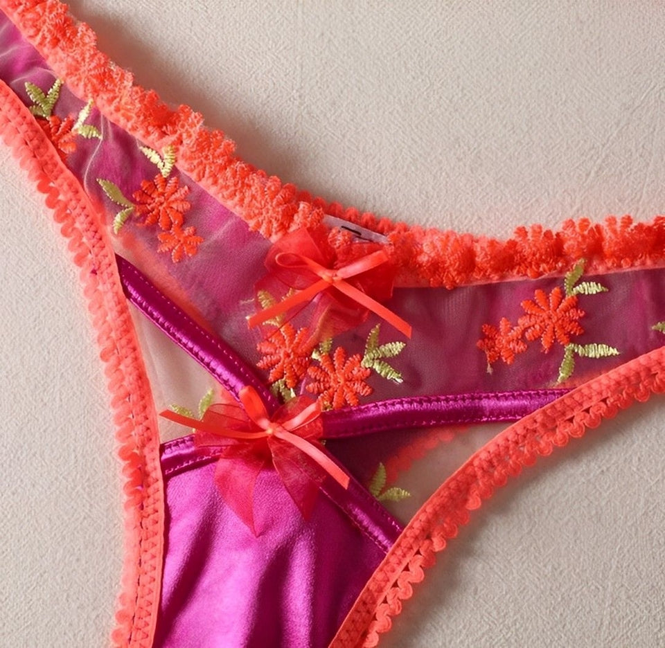 Lingerie com calcinha fio dental e detalhes bordad