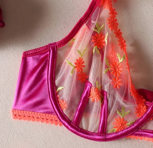 Lingerie com calcinha fio dental e detalhes bordad