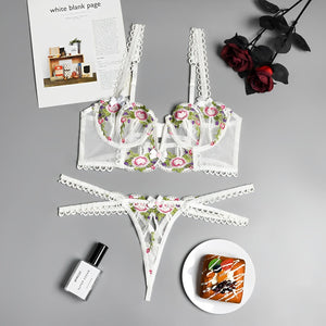 Lingerie com calcinha fio dental e detalhes bordad