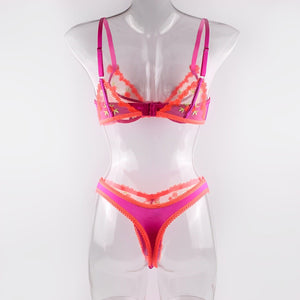 Lingerie com calcinha fio dental e detalhes bordad