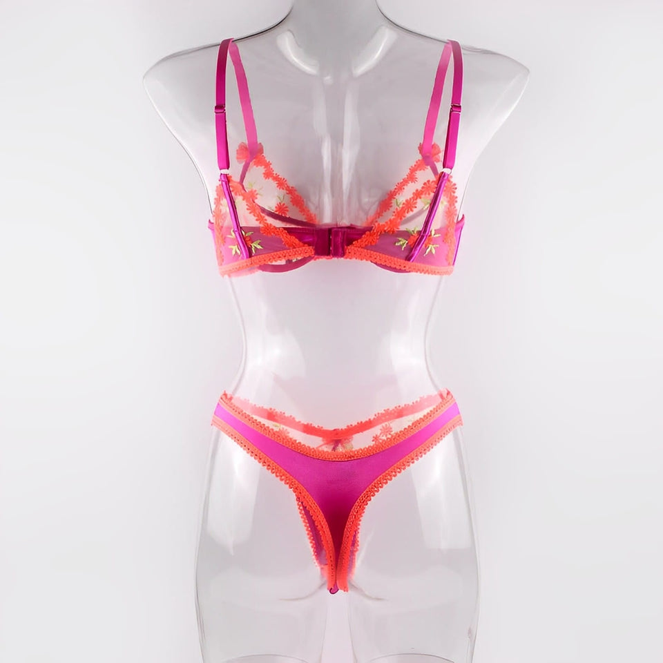 Lingerie com calcinha fio dental e detalhes bordad