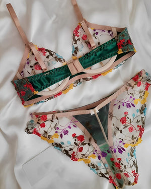 Lingerie com bordado em flores