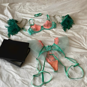 Lingerie com cinta liga e detalhes em penas 