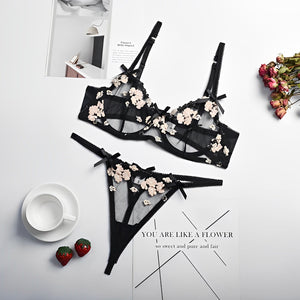 Lingerie com bordado em flores