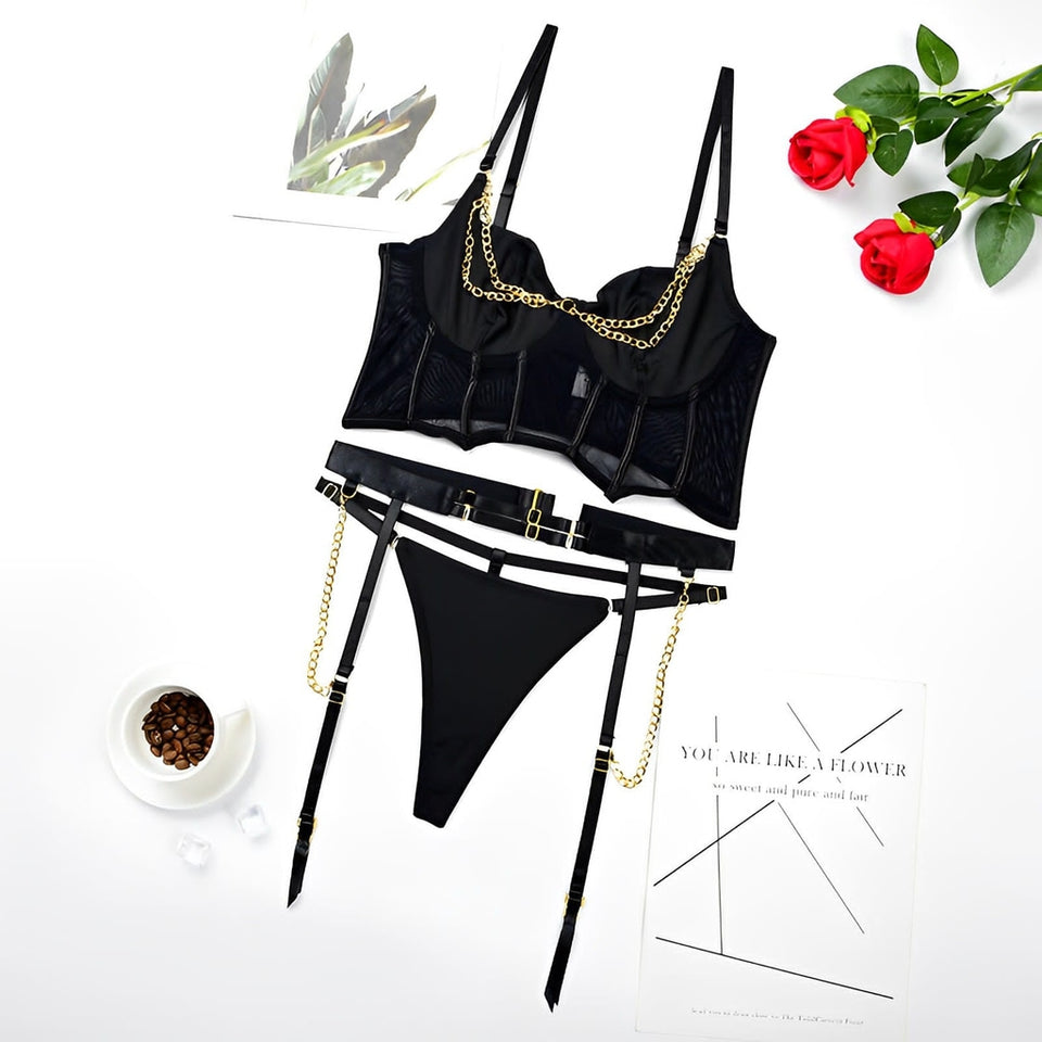 Lingerie com cinta liga e detalhes em corrente 