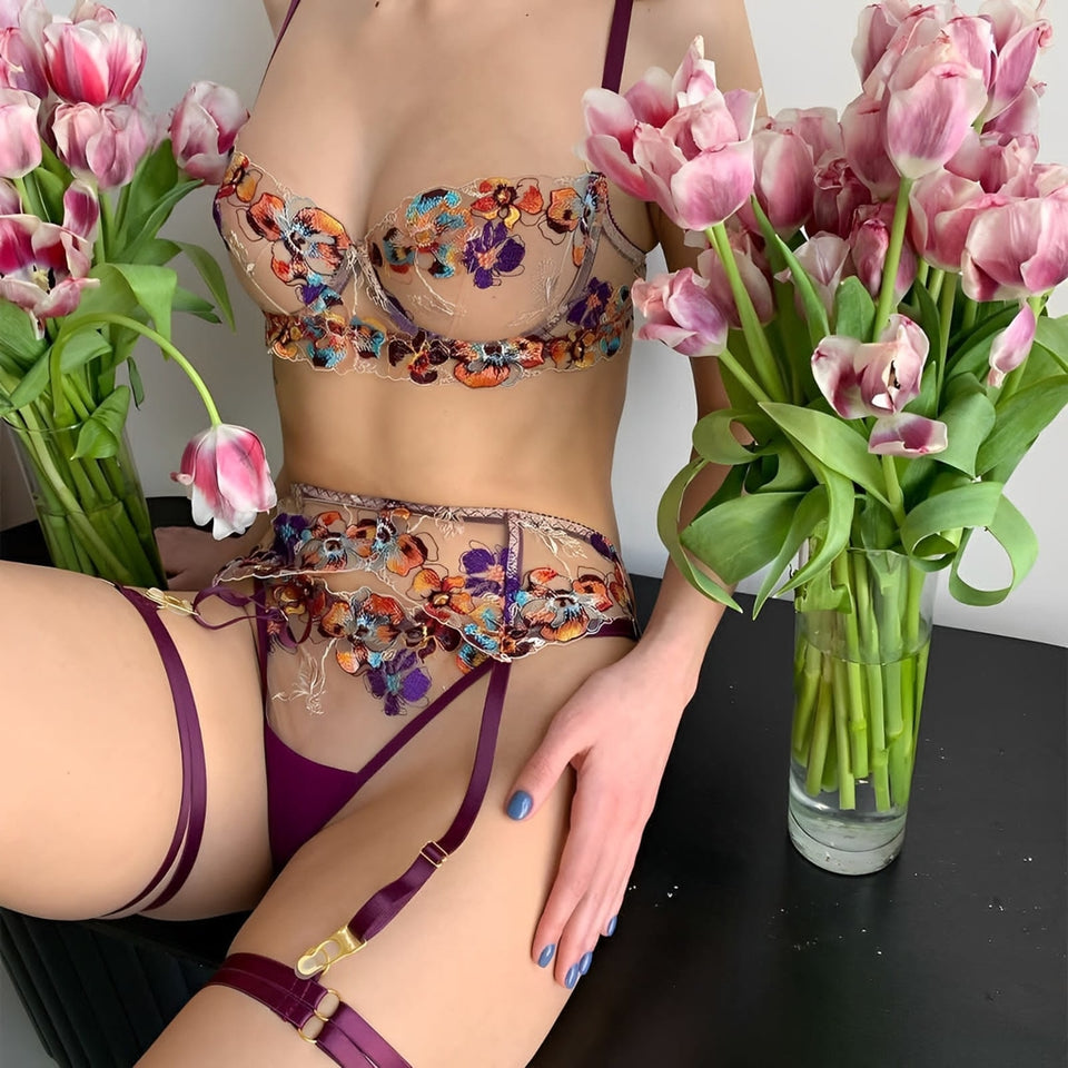 Lingerie transparente com cinta liga e bordado em flores