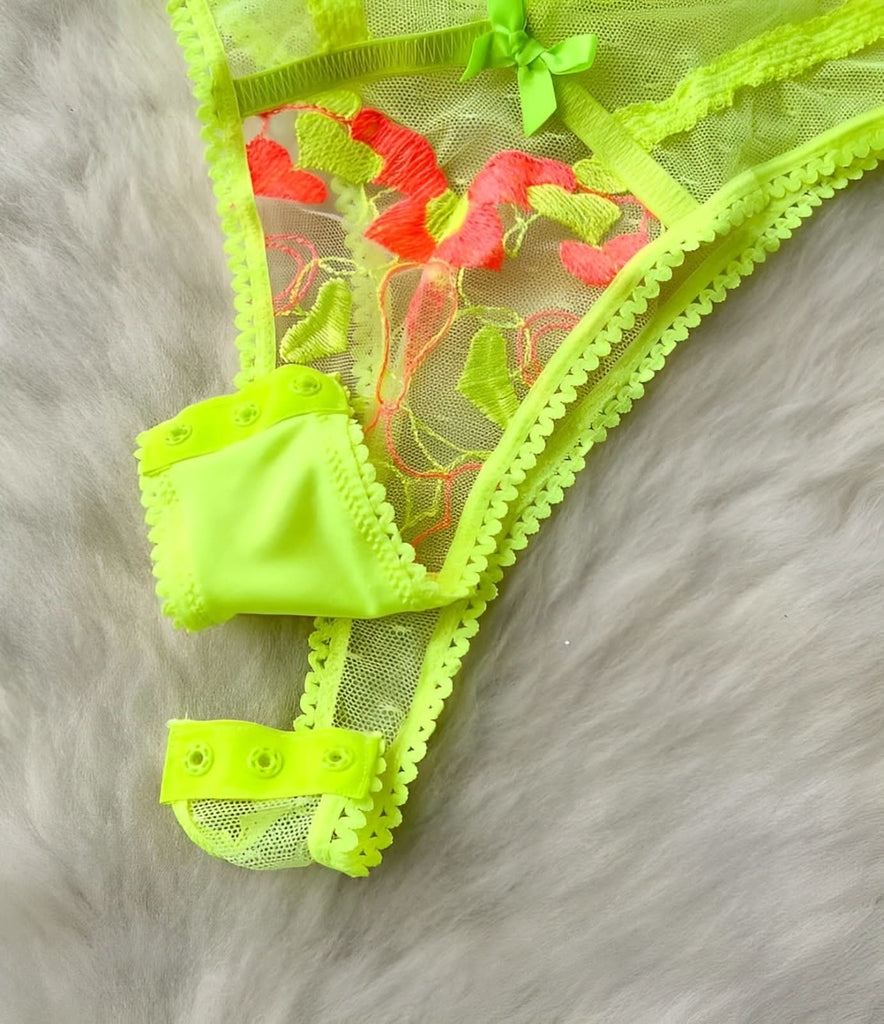 Body neon com detalhes em bordados de flores