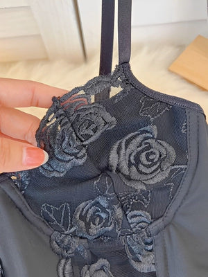 Cropped com detalhes em rosas