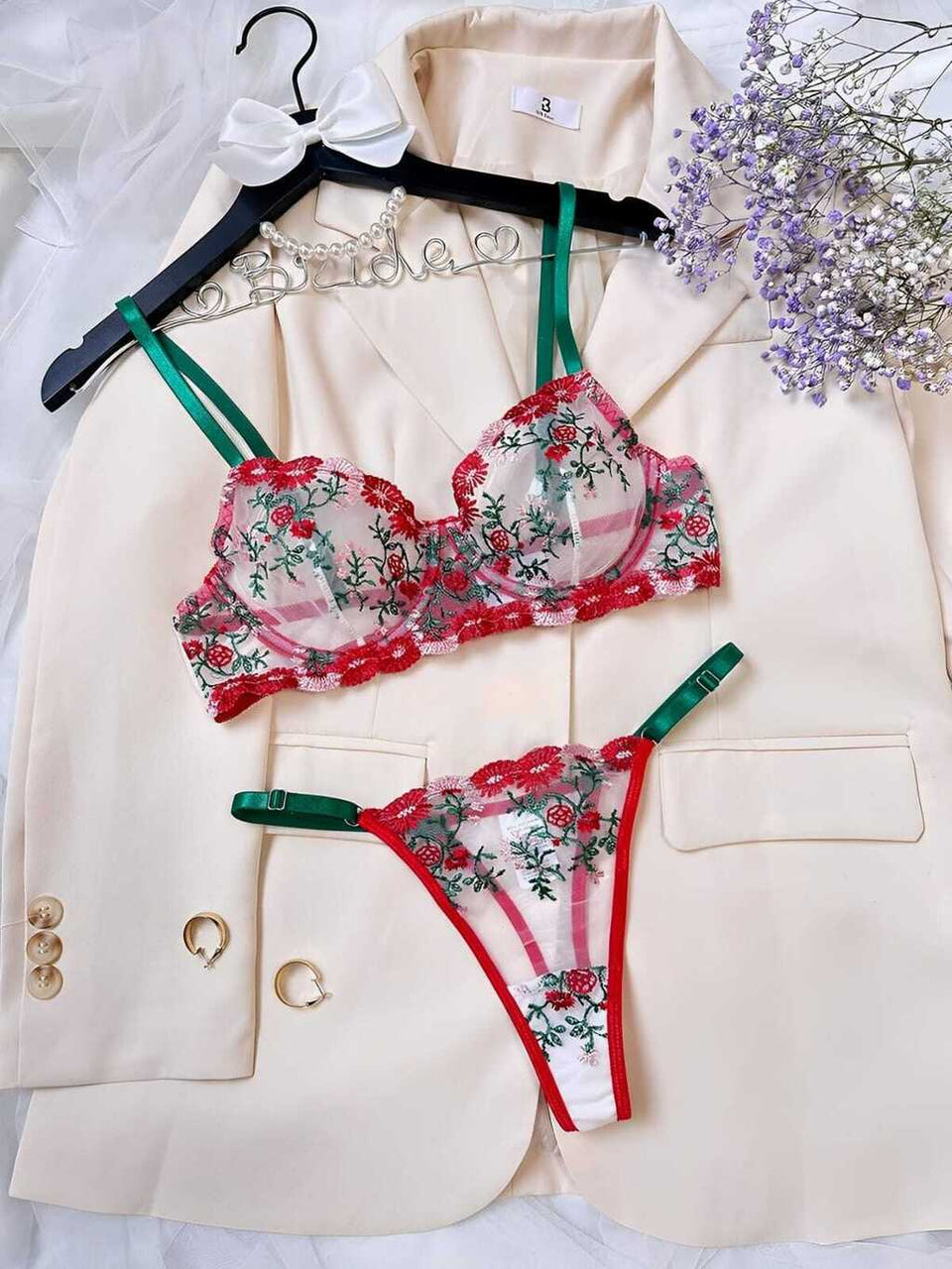 Lingerie com bordados em flores (calcinha com regulagem)