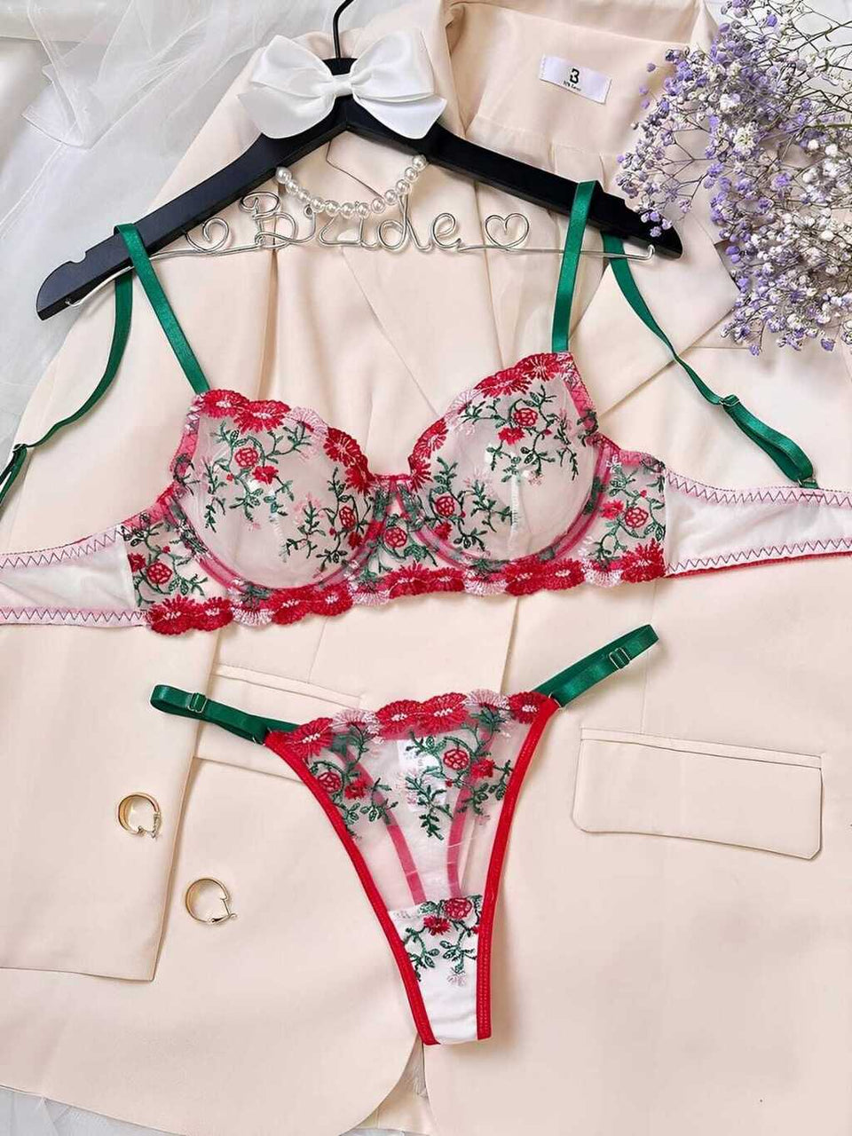 Lingerie com bordados em flores (calcinha com regulagem)