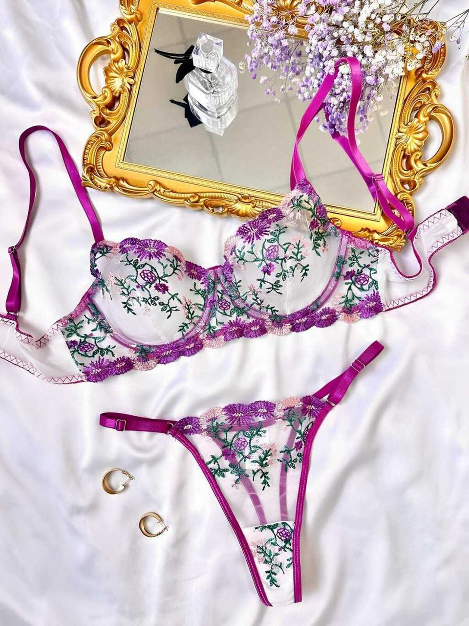 Lingerie com bordados em flores (calcinha com regulagem)