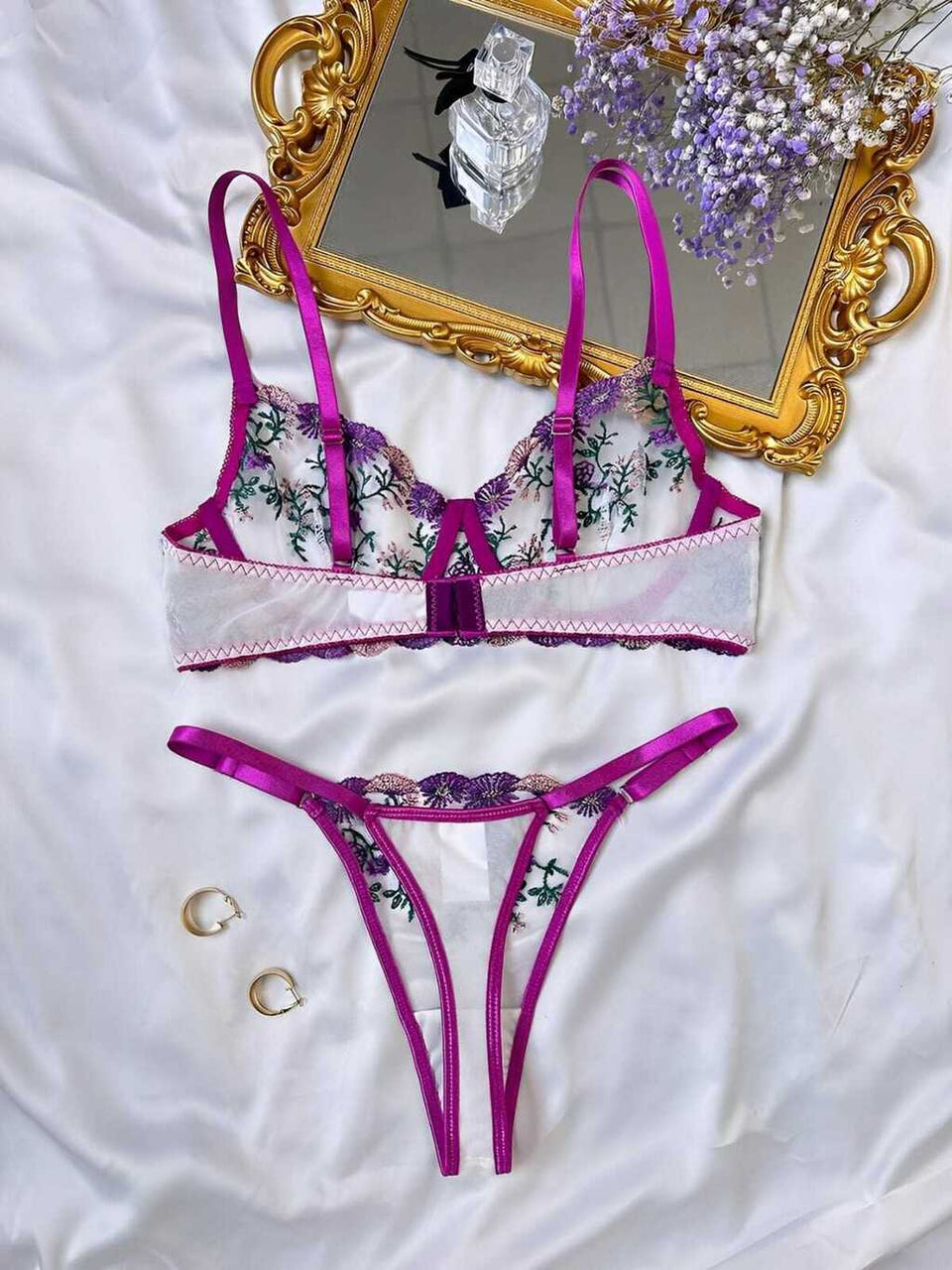 Lingerie com bordados em flores (calcinha com regulagem)