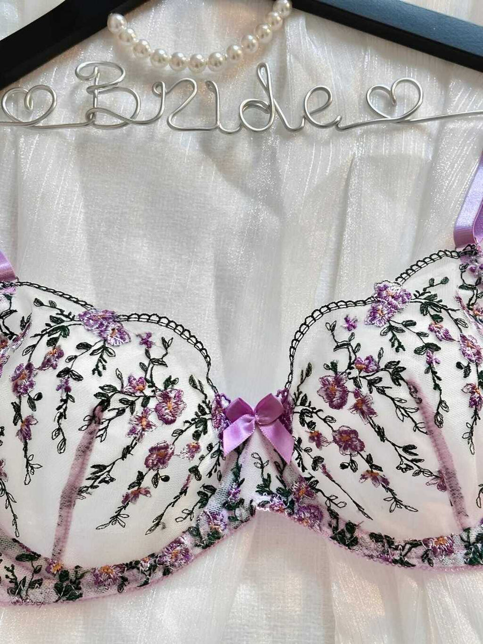 Lingerie com bordados em flores (calcinha com regulagem)