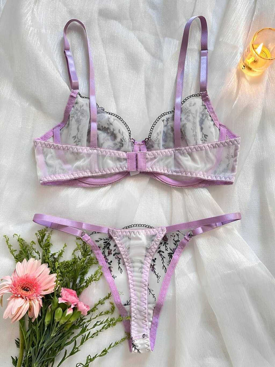 Lingerie com bordados em flores (calcinha com regulagem)