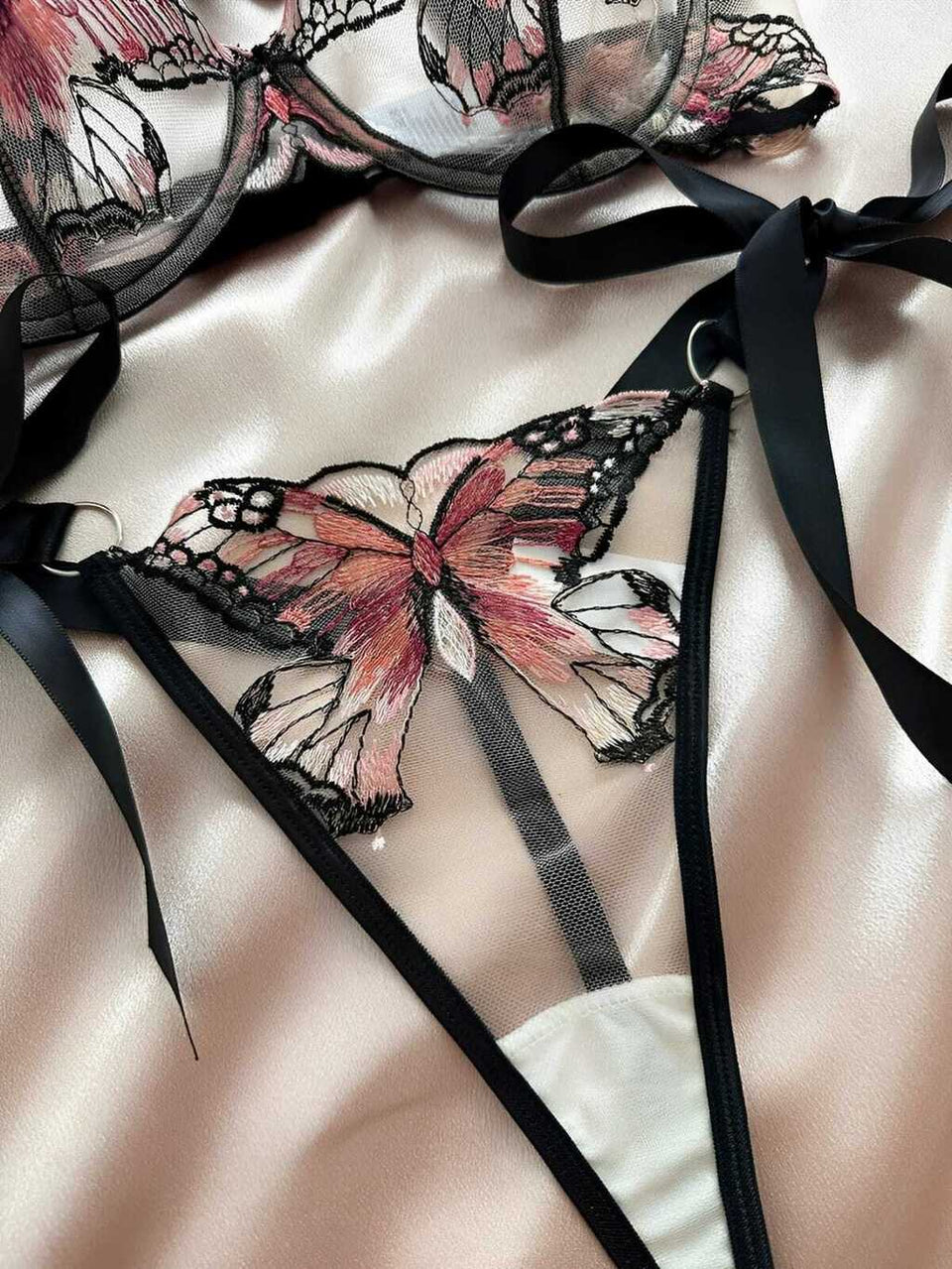 Lingerie com bordados em borboleta e amarrações na lateral 