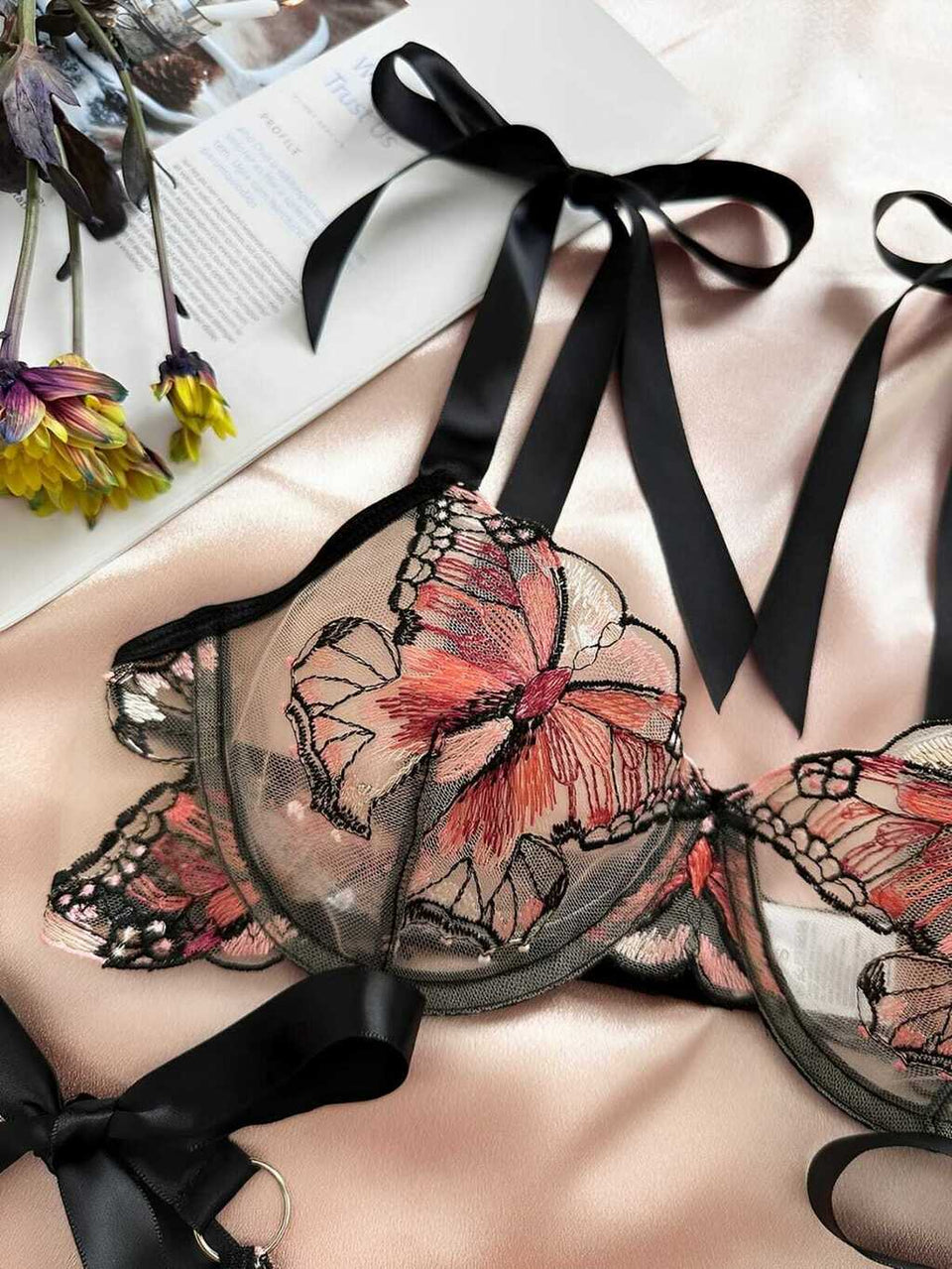 Lingerie com bordados em borboleta e amarrações na lateral 