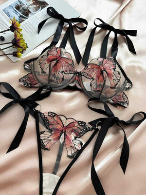 Lingerie com bordados em borboleta e amarrações na lateral 