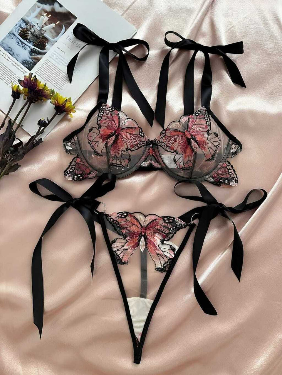 Lingerie com bordados em borboleta e amarrações na lateral 