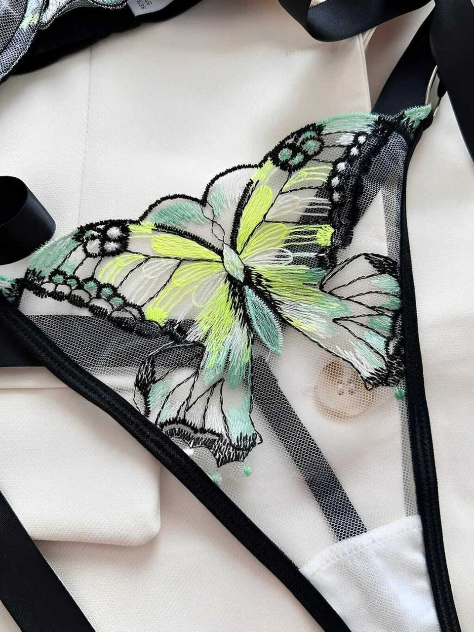 Lingerie com bordados em borboleta e amarrações na lateral 