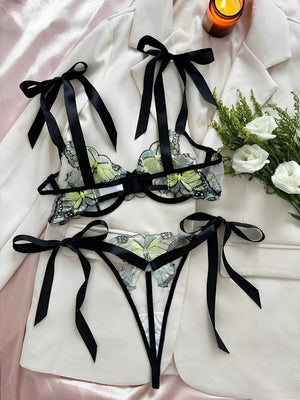 Lingerie com bordados em borboleta e amarrações na lateral 