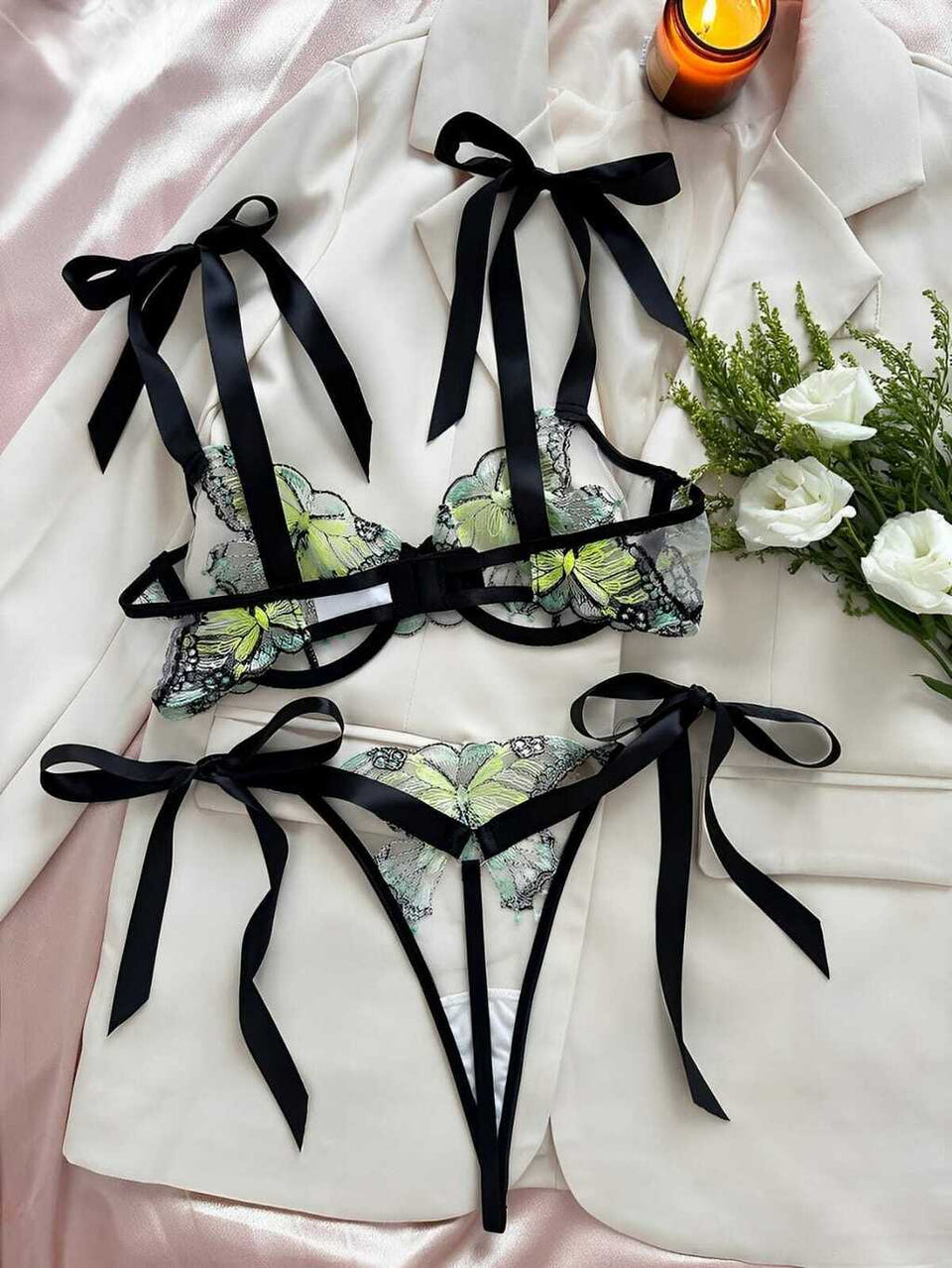 Lingerie com bordados em borboleta e amarrações na lateral 