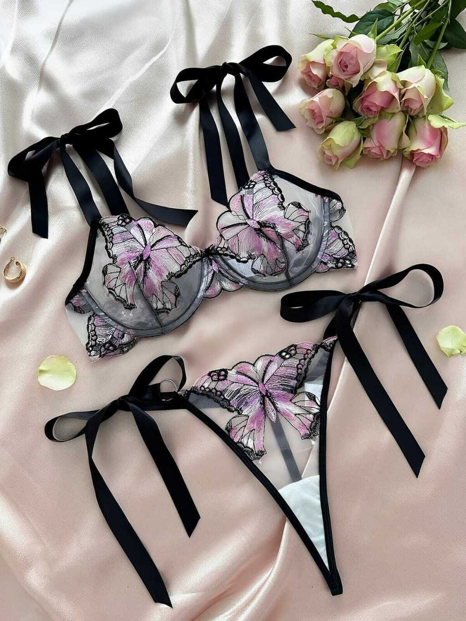 Lingerie com bordados em borboleta e amarrações na lateral 