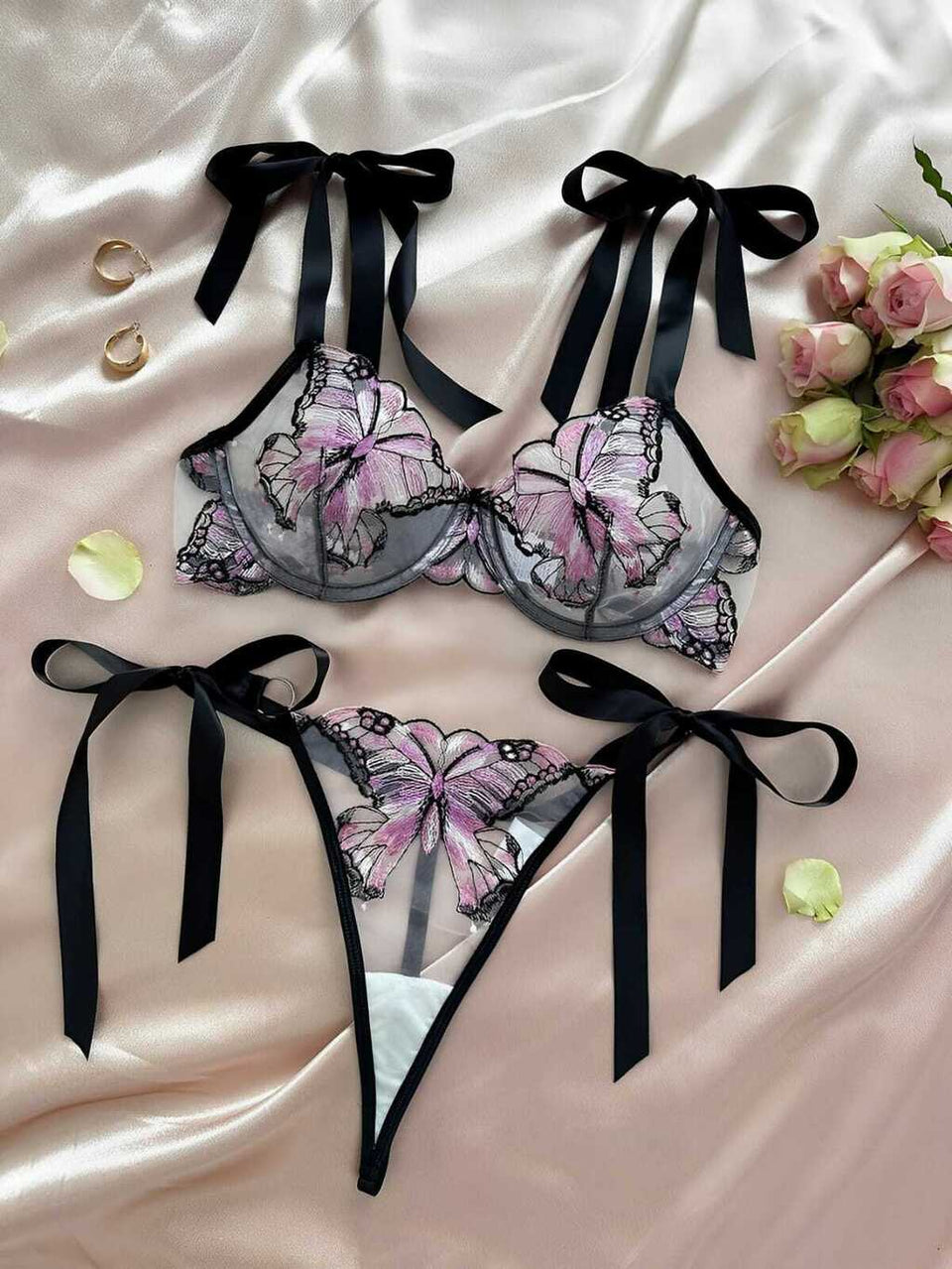 Lingerie com bordados em borboleta e amarrações na lateral 