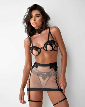 Lingerie transparente com saia e ligas de perna 