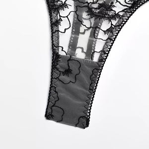 Lingerie rendada com cinta liga