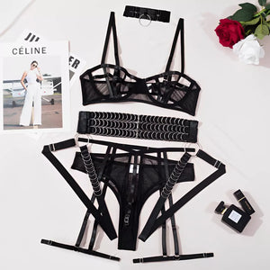 Lingerie com cinta liga e detalhes em meta