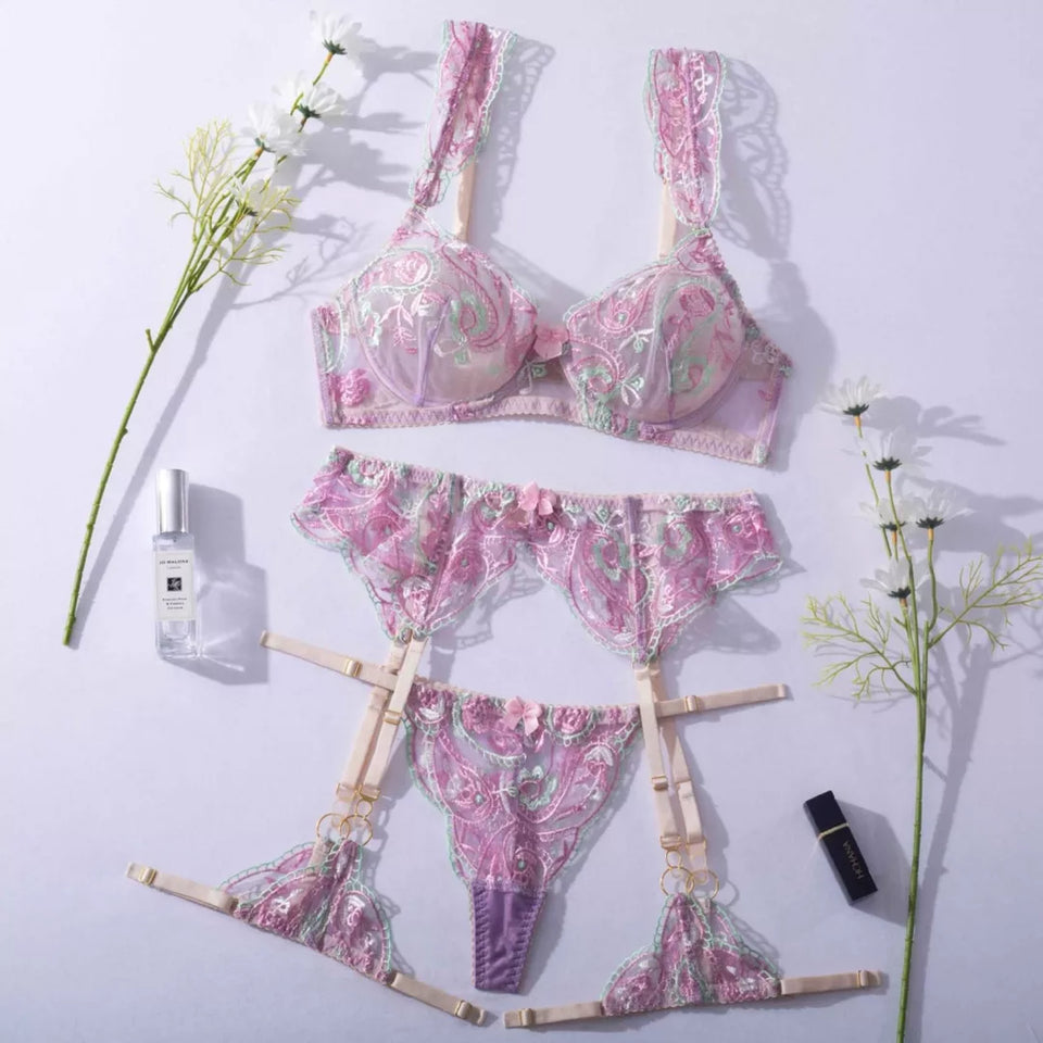 Lingerie rendada com cinta liga e liga de perna