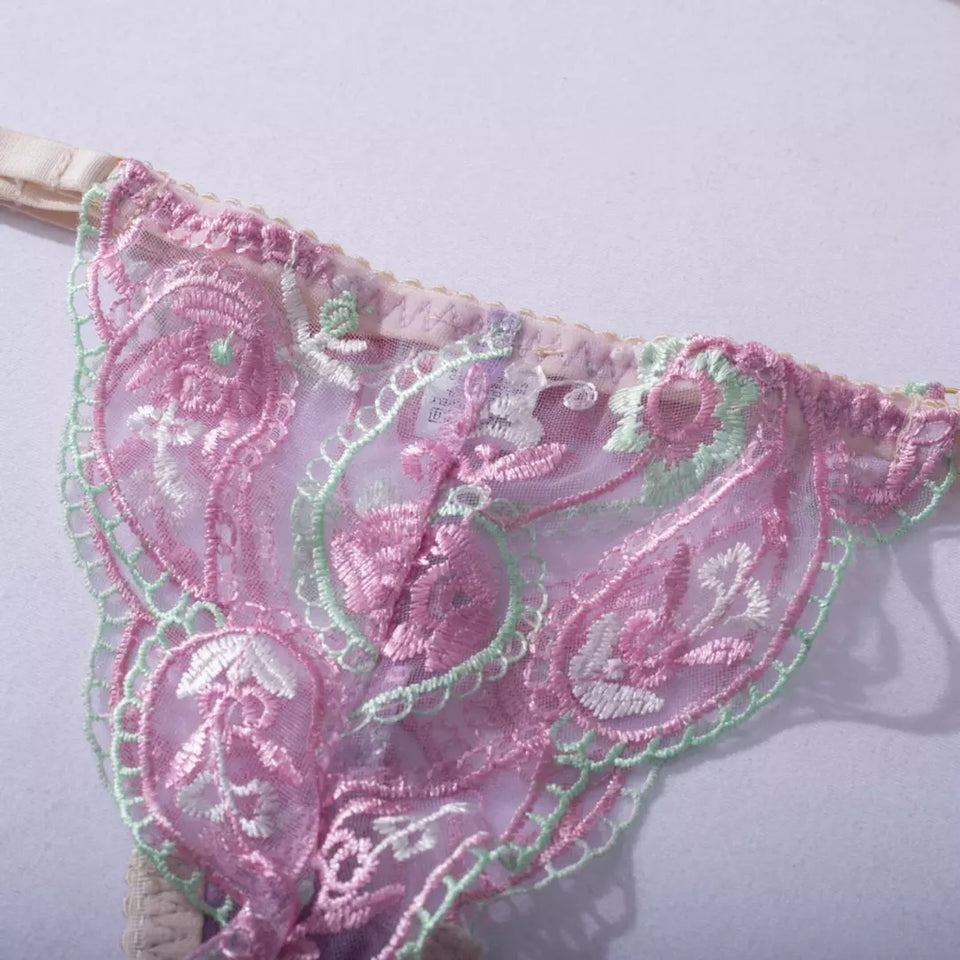 Lingerie rendada com cinta liga e liga de perna