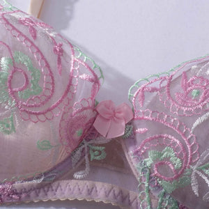 Lingerie rendada com cinta liga e liga de perna