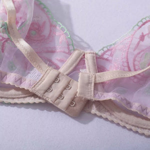 Lingerie rendada com cinta liga e liga de perna