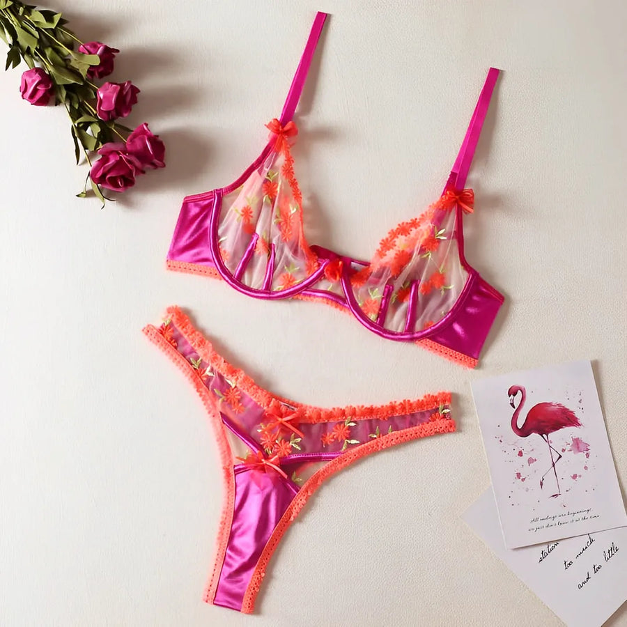 Lingerie com calcinha fio dental e detalhes bordad