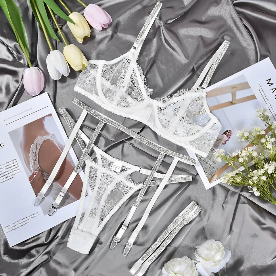 Lingerie com cinta liga e detalhes em strass