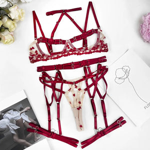 Lingerie com detalhes em coração nas regulagens (acompanha cinta liga e ligas de perna)