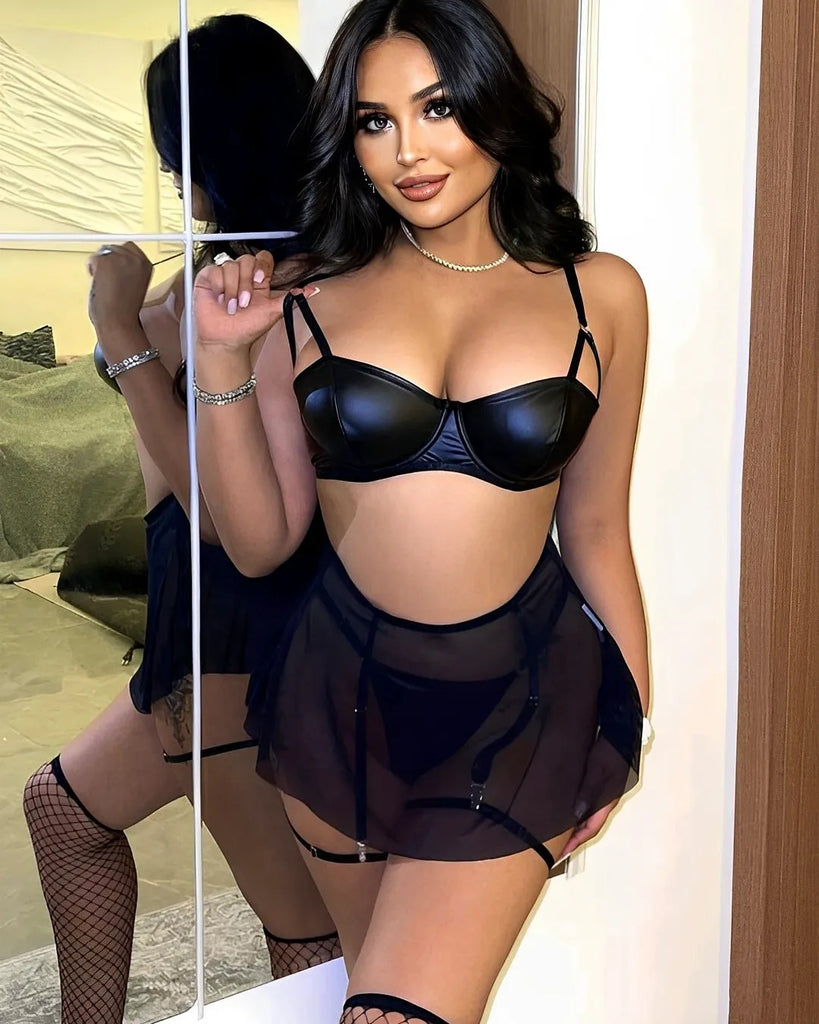 Lingerie com saia e meia arrastão