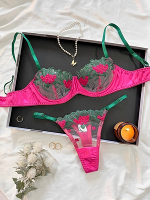 Lingerie com bordados e calcinha com regulagem 