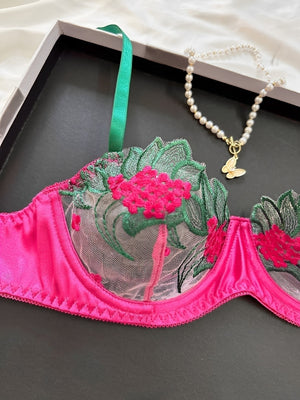 Lingerie com bordados e calcinha com regulagem 