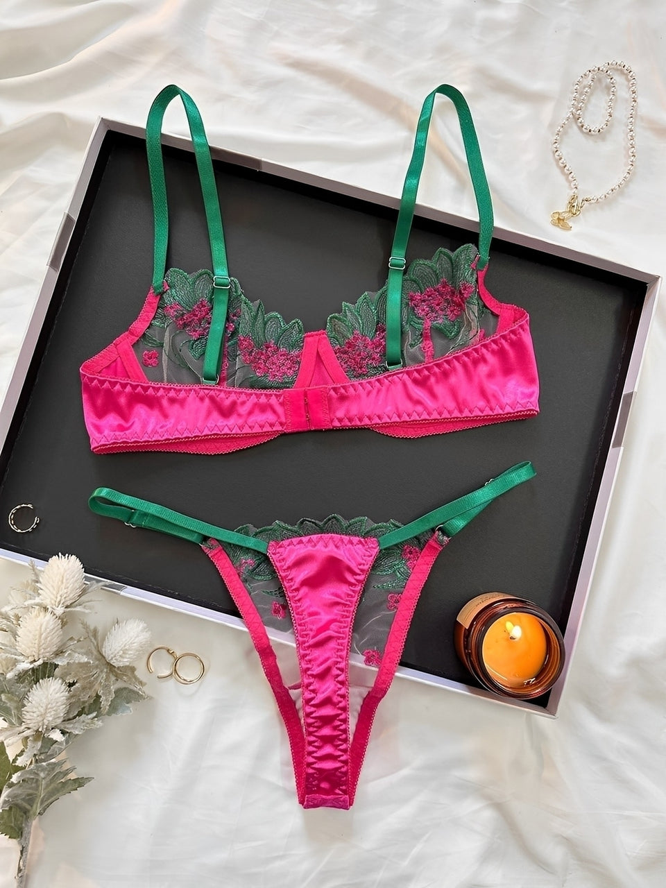 Lingerie com bordados e calcinha com regulagem 