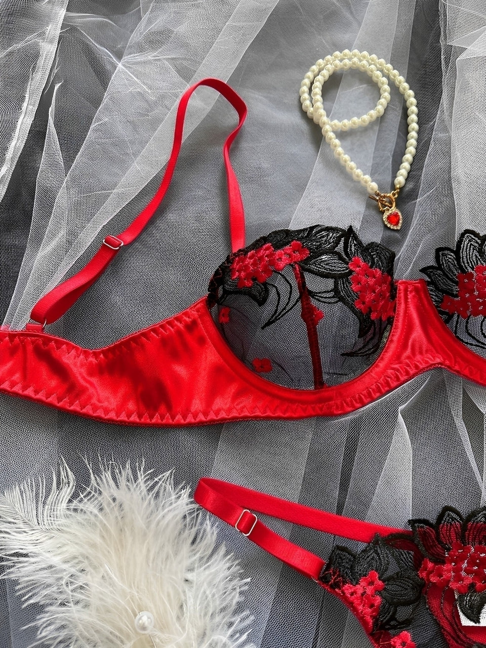 Lingerie com bordados e calcinha com regulagem 