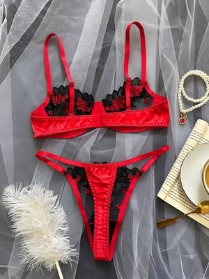 Lingerie com bordados e calcinha com regulagem 