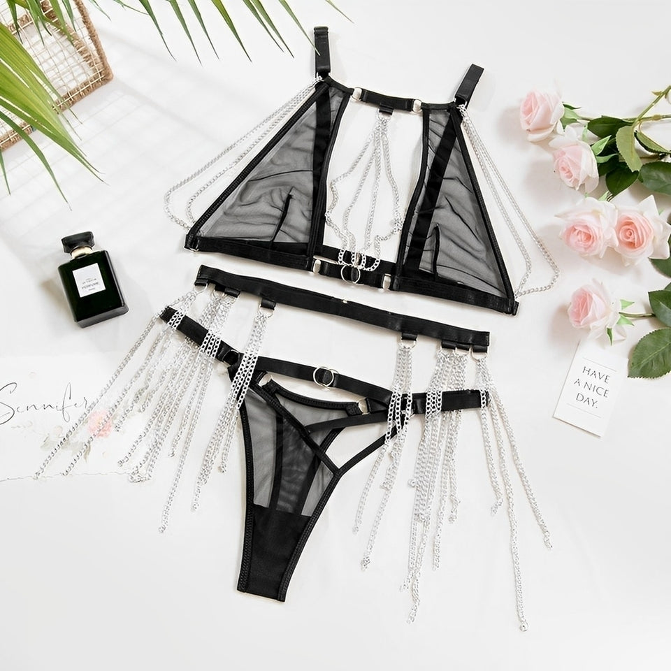 Lingerie com cinta liga e detalhes em corrente 