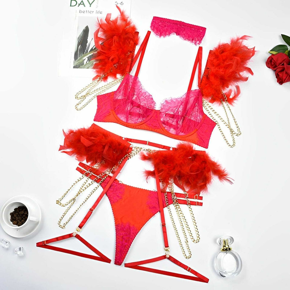 Lingerie com detalhes em correntes e penas (acompanha cinta liga)